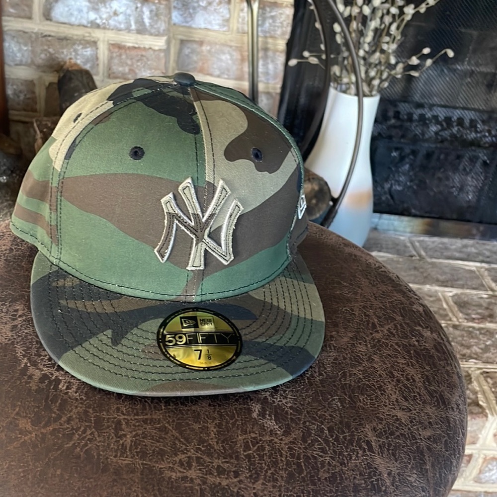 New Era NY Yankees fitted hat 7-1/8 (camo)